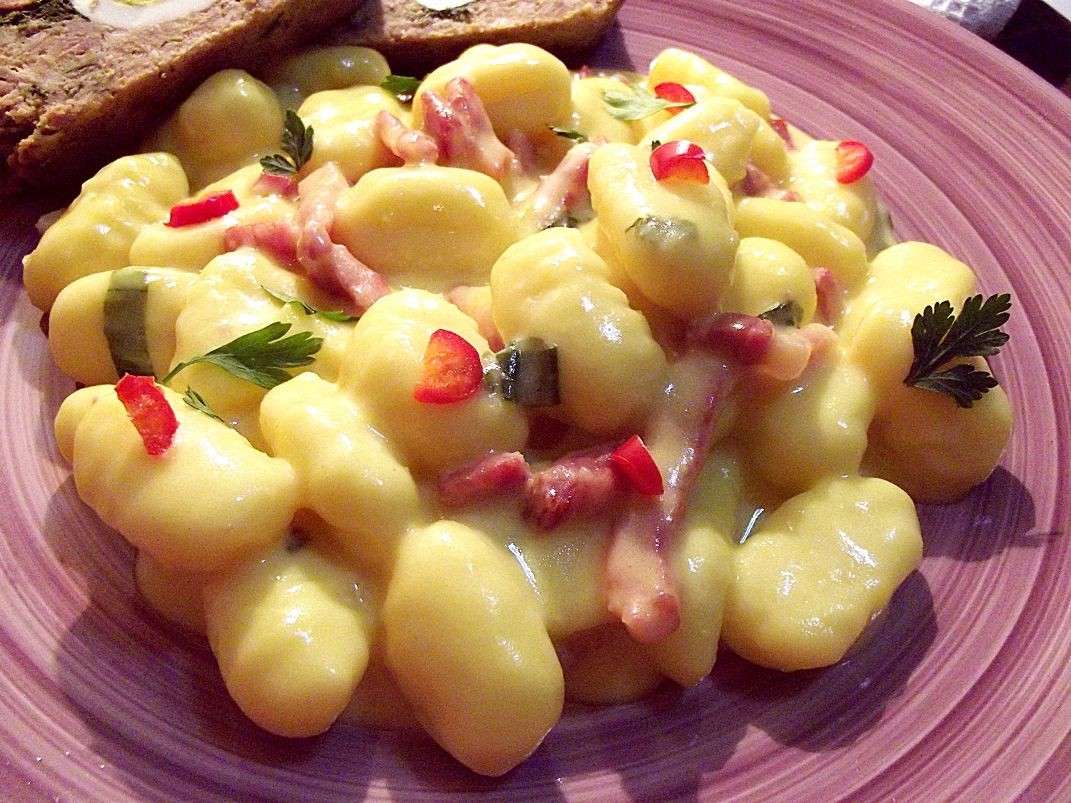 Gnocchi cu bacon şi sos de smântână, reţeta simplă, foarte rapidă, săţioasă şi foarte gustoasă