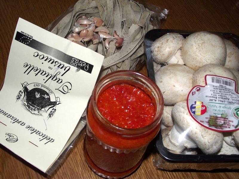 Paste cu busuioc, ciuperci si sos iute de gogosar