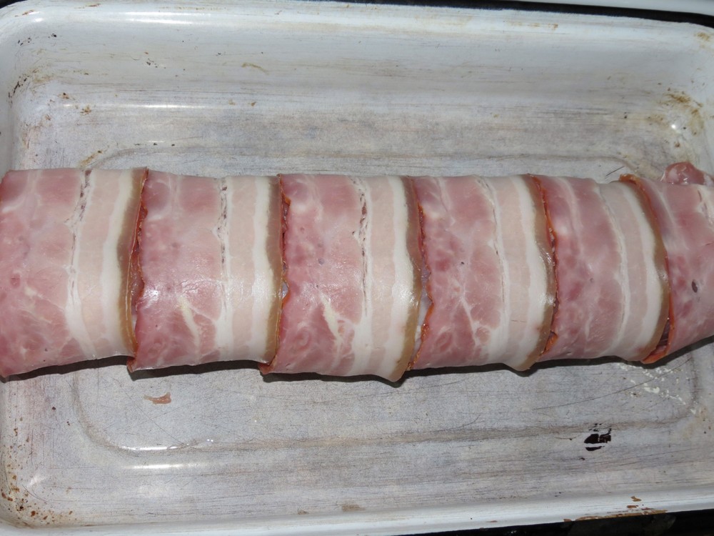 Muschiulet de porc invelit in bacon si umplut cu carnat