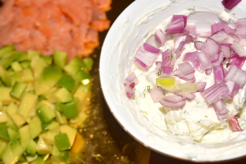 Aperitiv cu somon afumat, branza si avocado