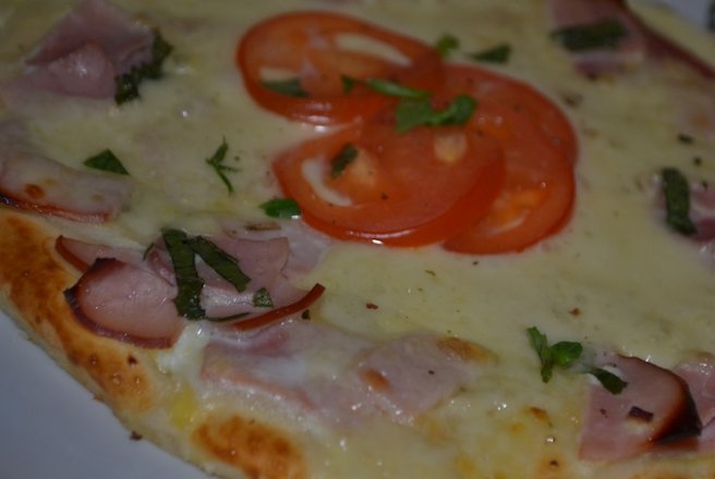 Pizza cu mozzarella, sunca si ciuperci