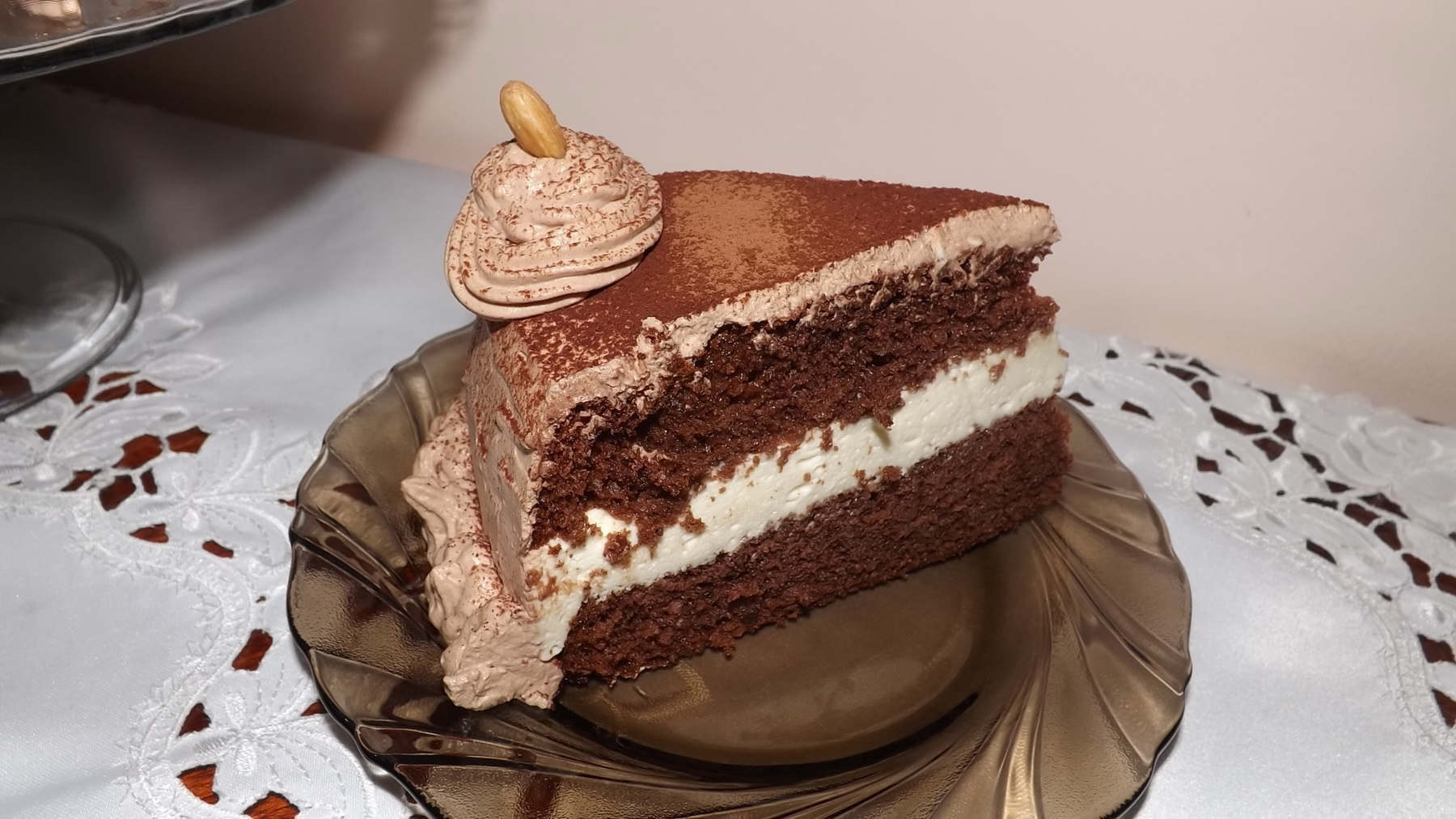 Tort cu migdale, crema de lapte si ganache