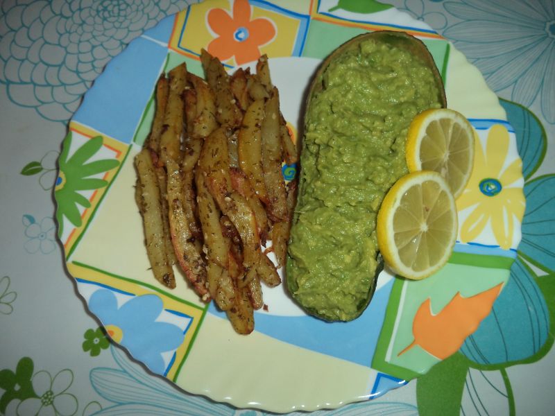 Cartofi la cuptor cu pasta de avocado