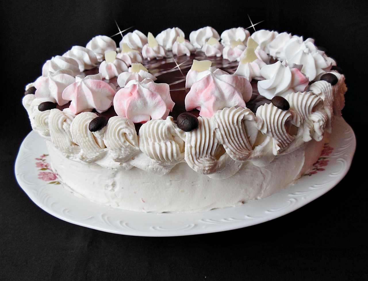 Tort cu crema de cafea, mascarpone si fructe