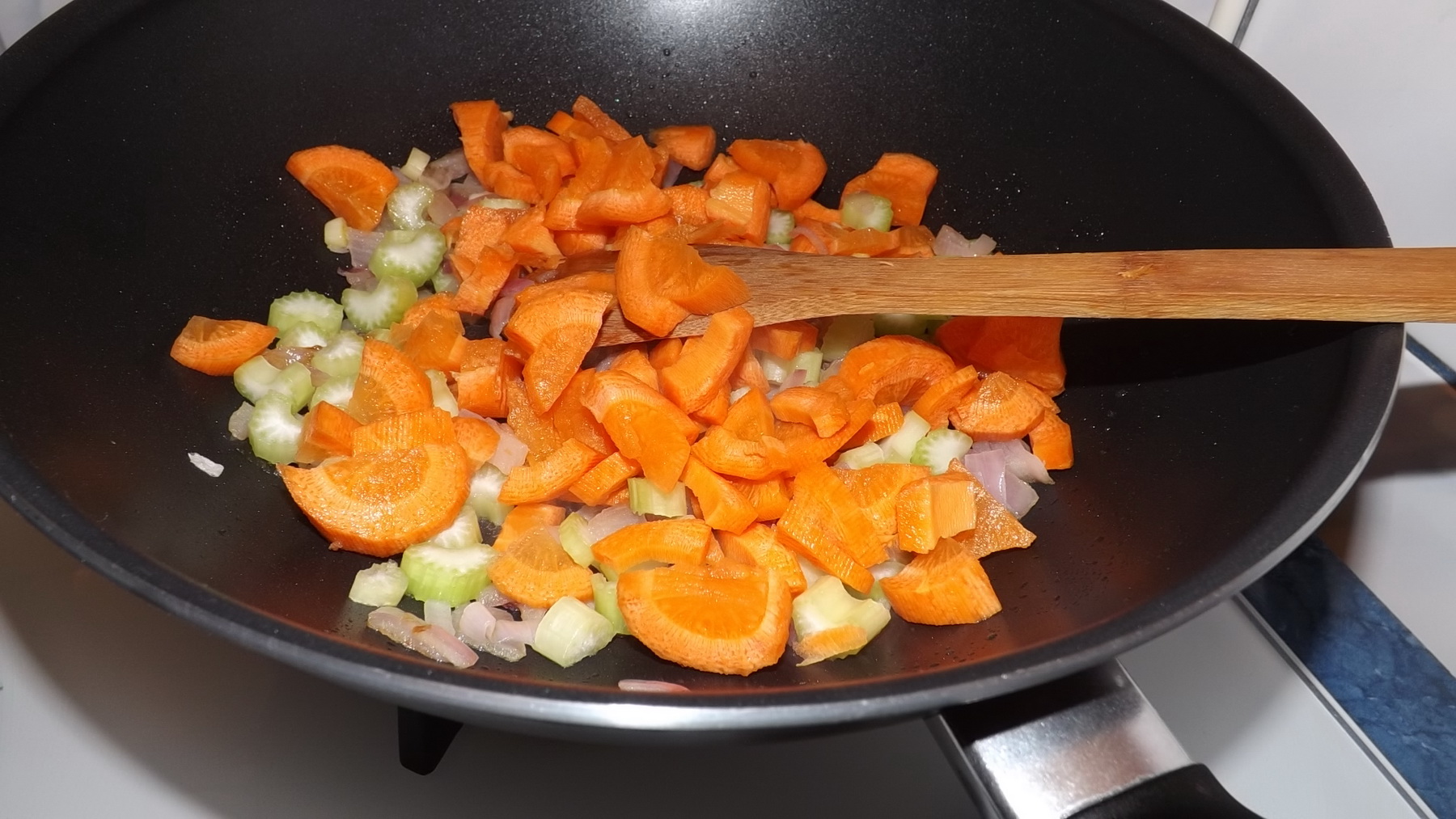 Tocanita de pui cu sos de zacusca