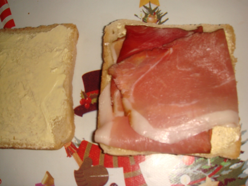 Sandwich cald cu jambon si branza topita