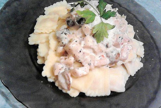 Ravioli con funghi e prosciutto di pollo