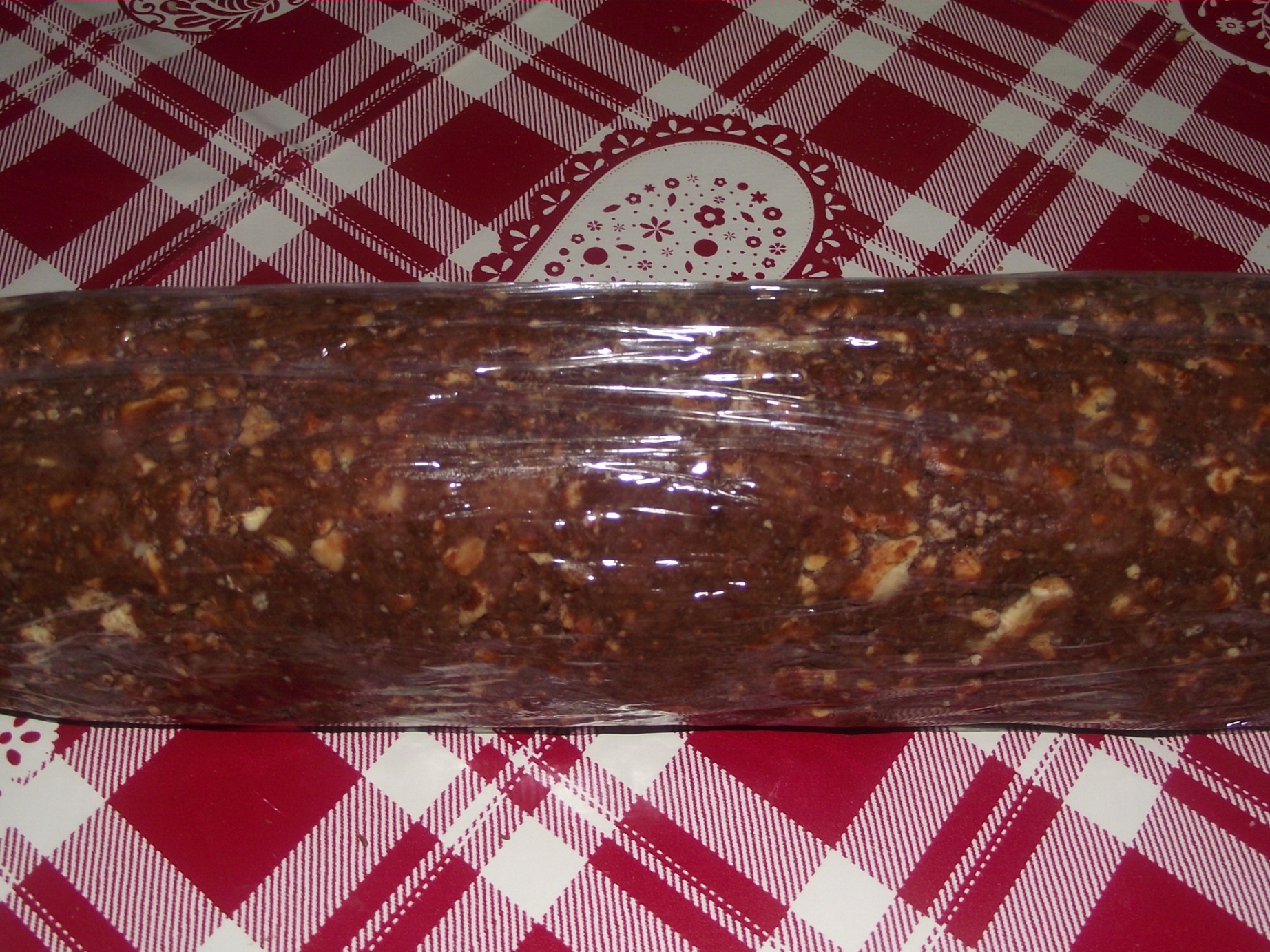 Salam de biscuiţi, reţetă cu cacao si ciocolata alba