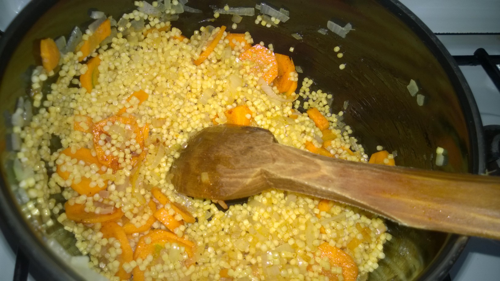 Pui crocant si cous cous cu morcovi