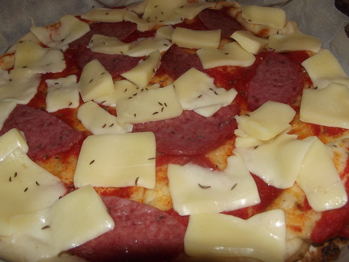 Pizza simpla cu blat aromat