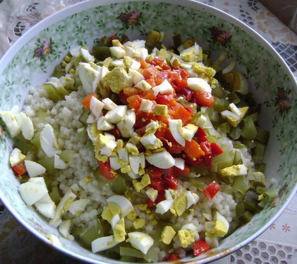 Salată de cuscus cu maioneză şi degeţele din piept de pui