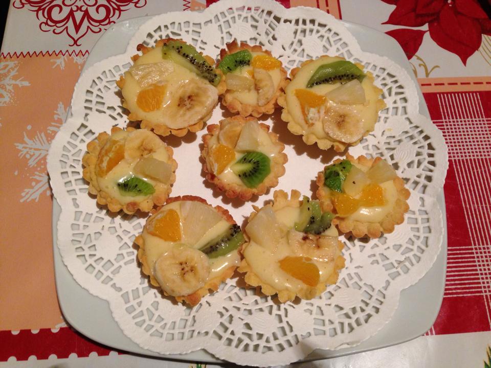 Mini tarte cu fructe si crema de vanilie