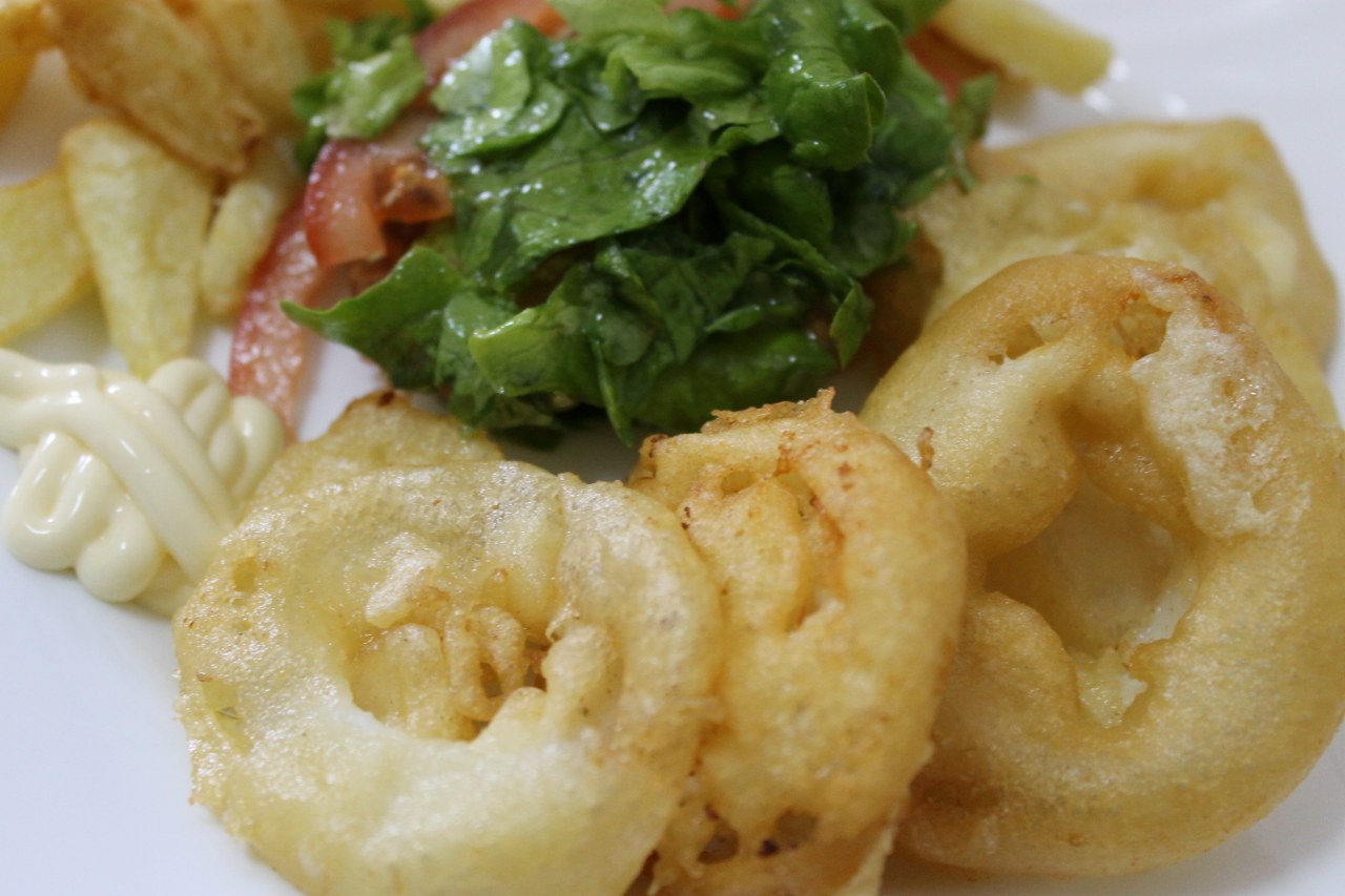 Calamari prajiti in aluat de bere