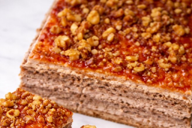 Prajitura in foi cu frisca si nuci caramelizate