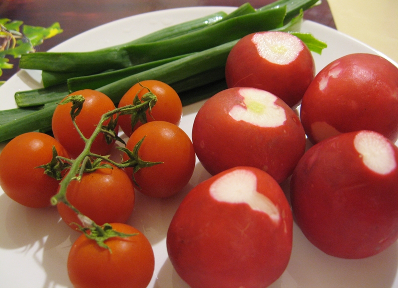 Salata de primavara cu ridichi, ceapa verde si rosii cherry