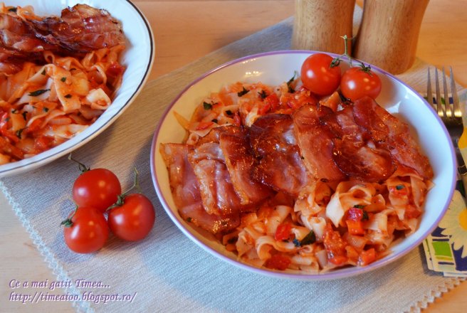 Tagliatelle cu sos de rosii si bacon