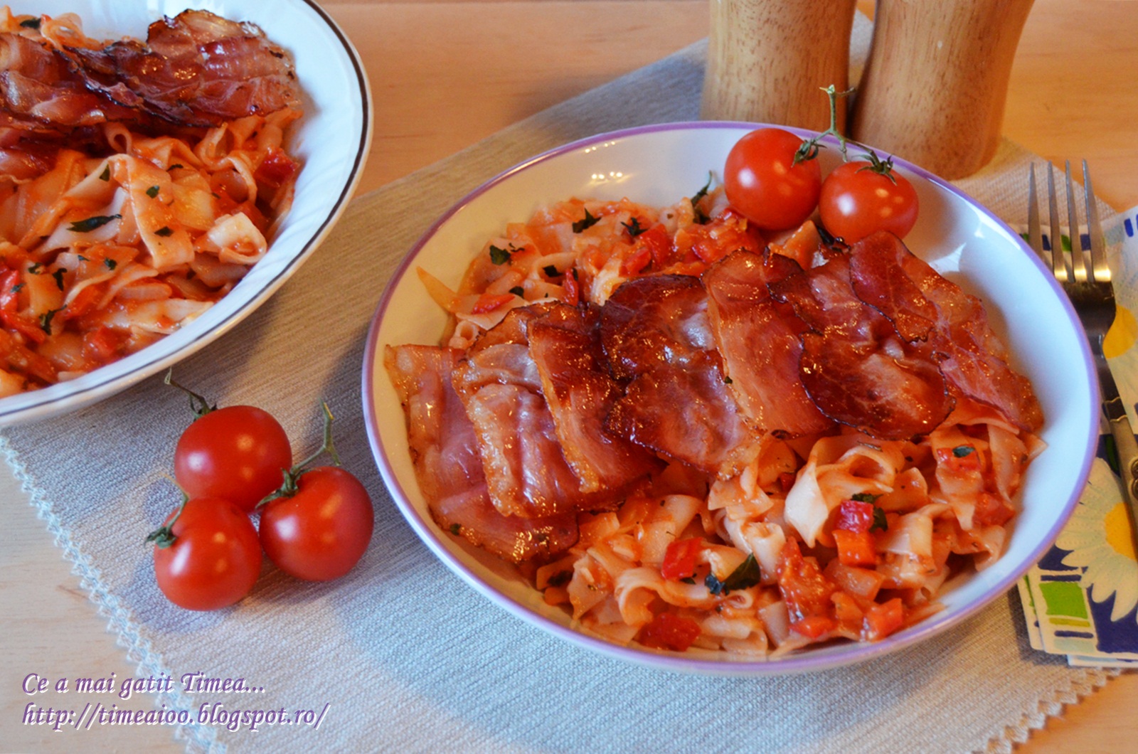 Tagliatelle cu sos de rosii si bacon