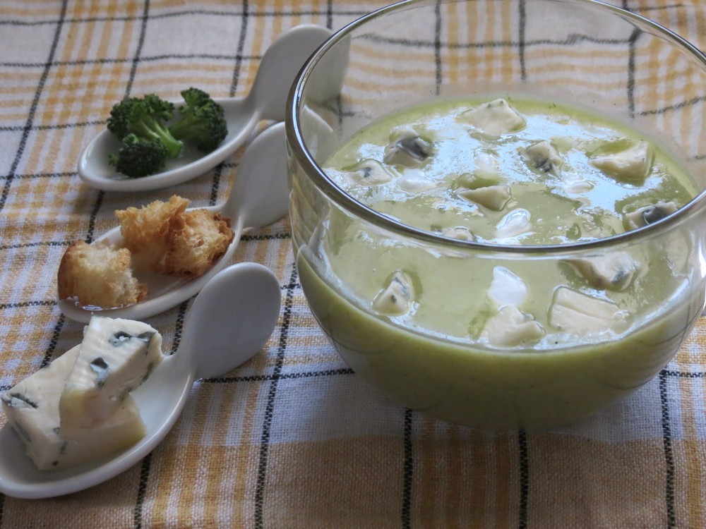 Supa crema de broccoli cu blue cheese