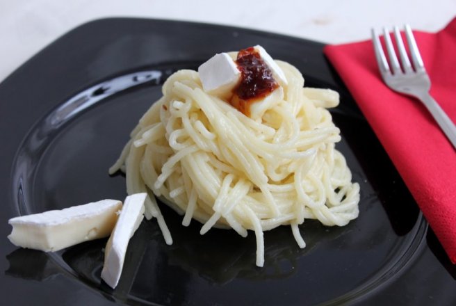 Paste cu brie si dulceata de ardei iuti