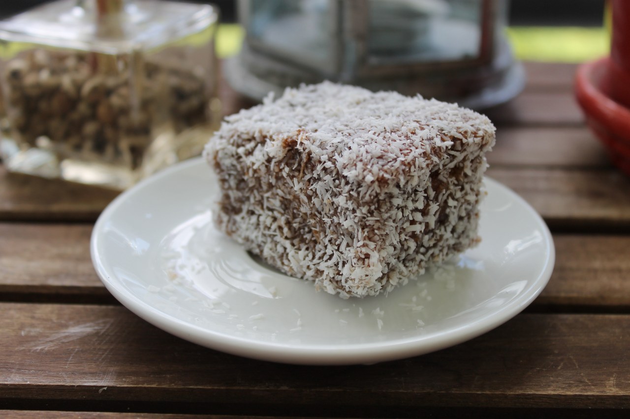 Desert Cuburi cu miere si nuca de cocos, reteta Tavalita cu miere