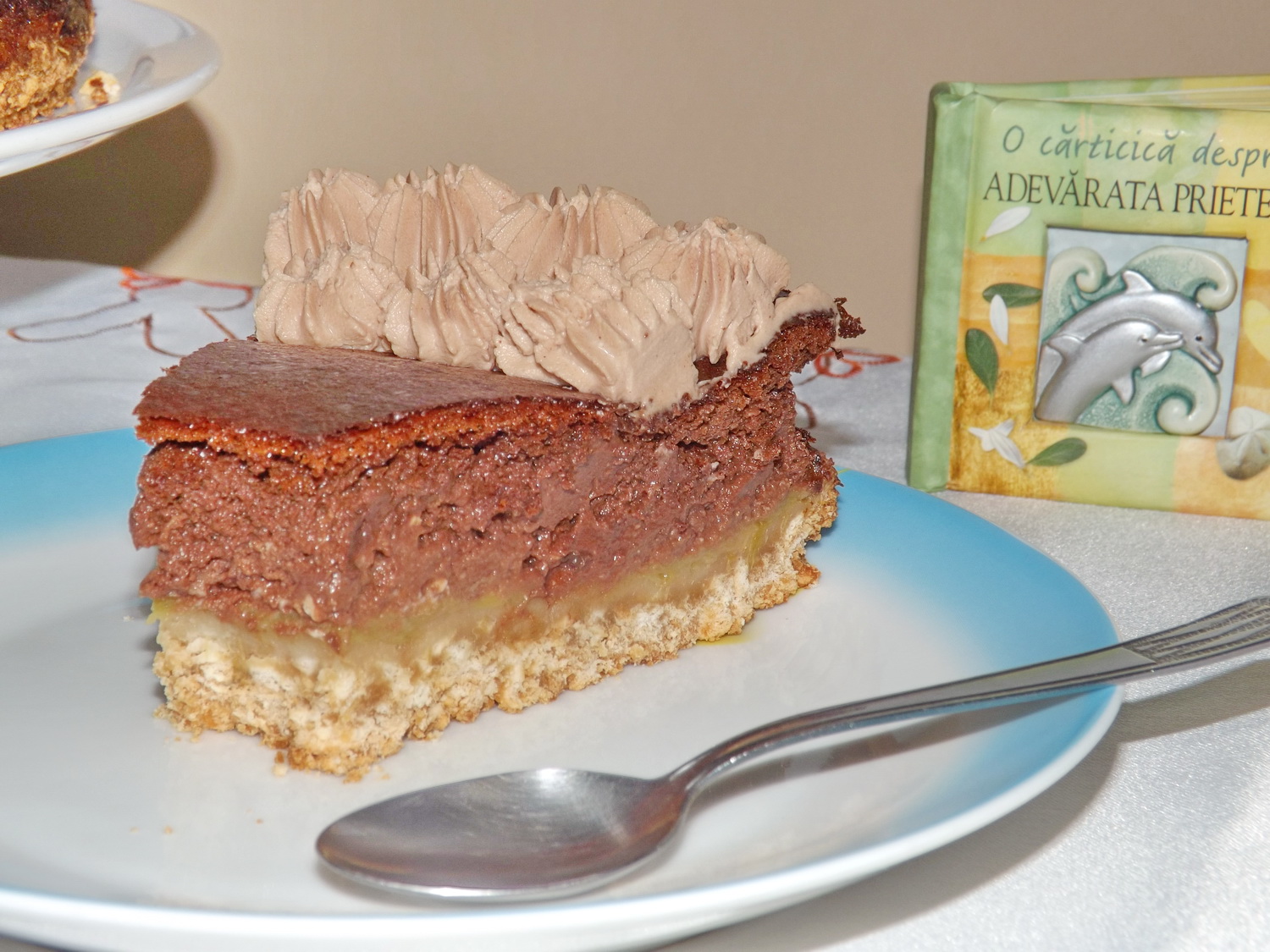 Tort cu blat de biscuiti, rubarba si crema de ciocolata