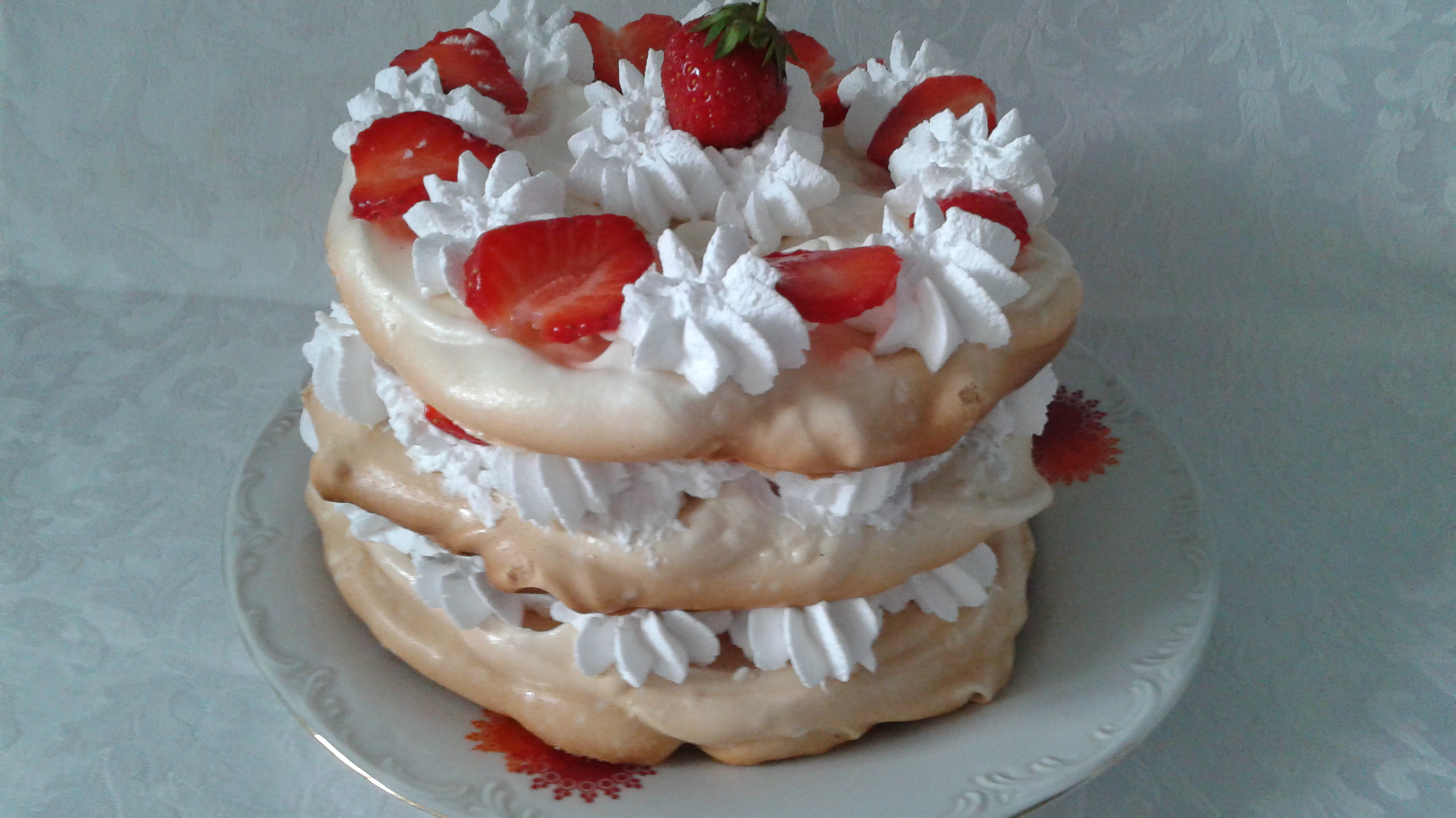 Mini tort Pavlova cu capsuni