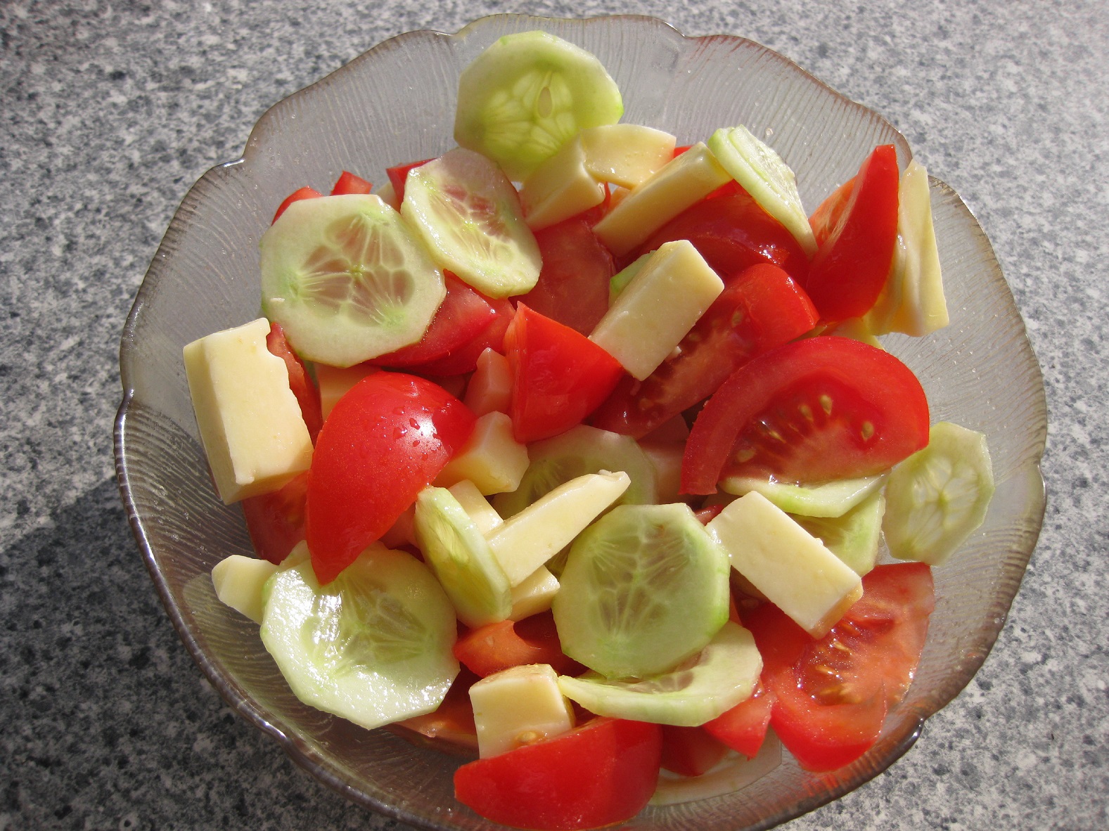 Salata de rosii,castravete si cascaval Delaco.