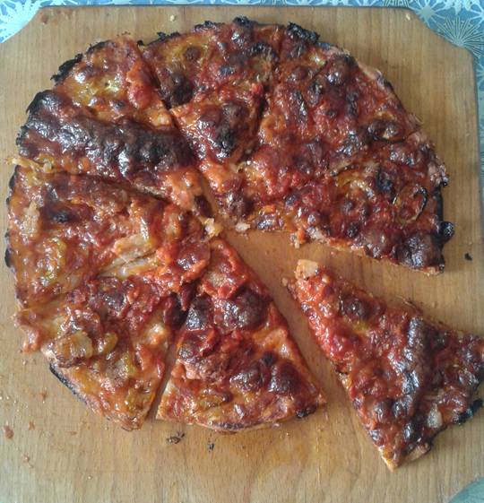 Pizza  cu carne tocata , carnat si slaninuta