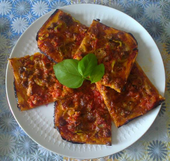 Pizza  cu carne tocata , carnat si slaninuta