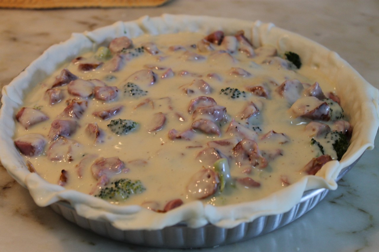 Quiche cu brocoli si carnati