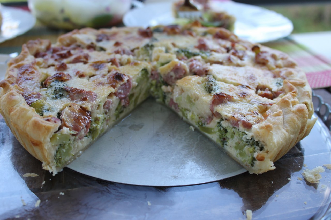 Quiche cu brocoli si carnati