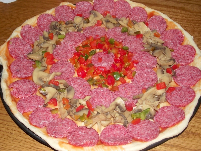 Pizza cu salam vanatoresc