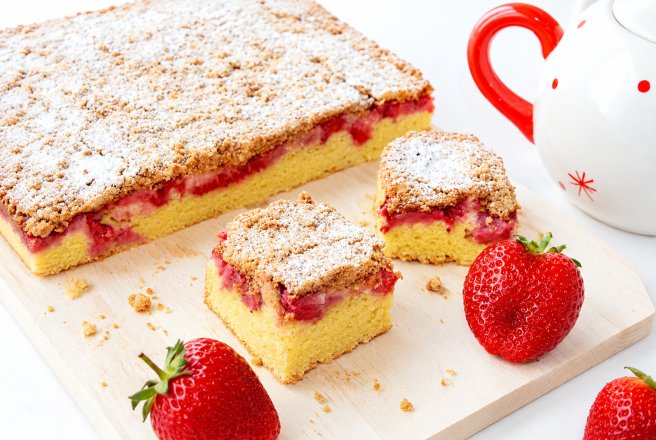 Prajitura rasturnata cu capsuni si biscuiti
