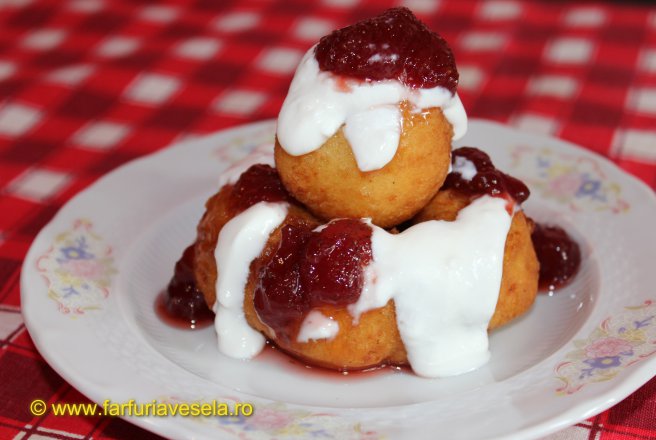 Reteta de preparare a papanasilor cu smantana si dulceata, un desert romanesc foarte popular