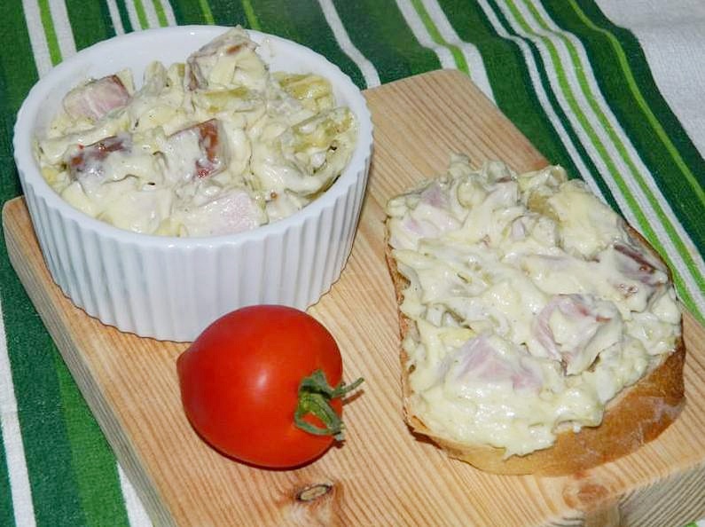 Salata de pastai cu pastrama si maioneza