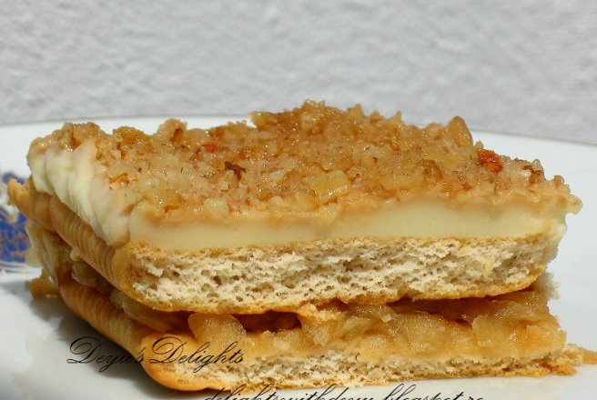 Prajitura cu biscuiti, mere, crema de vanilie si nuci