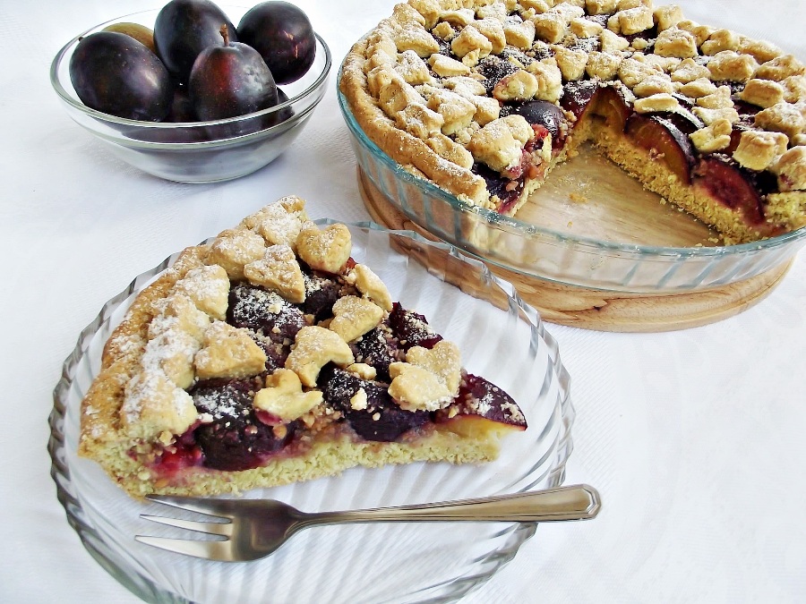 Tarta cu prune si alune de padure