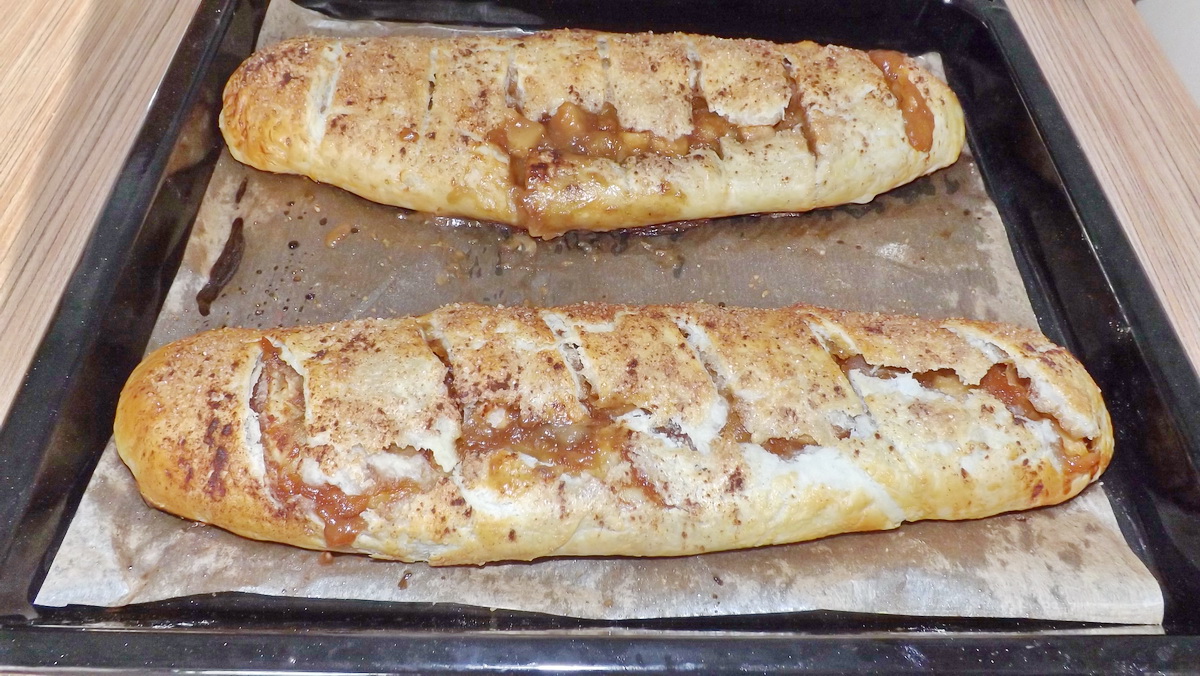 Strudel din aluat de casa, cu mere, pere si caramel