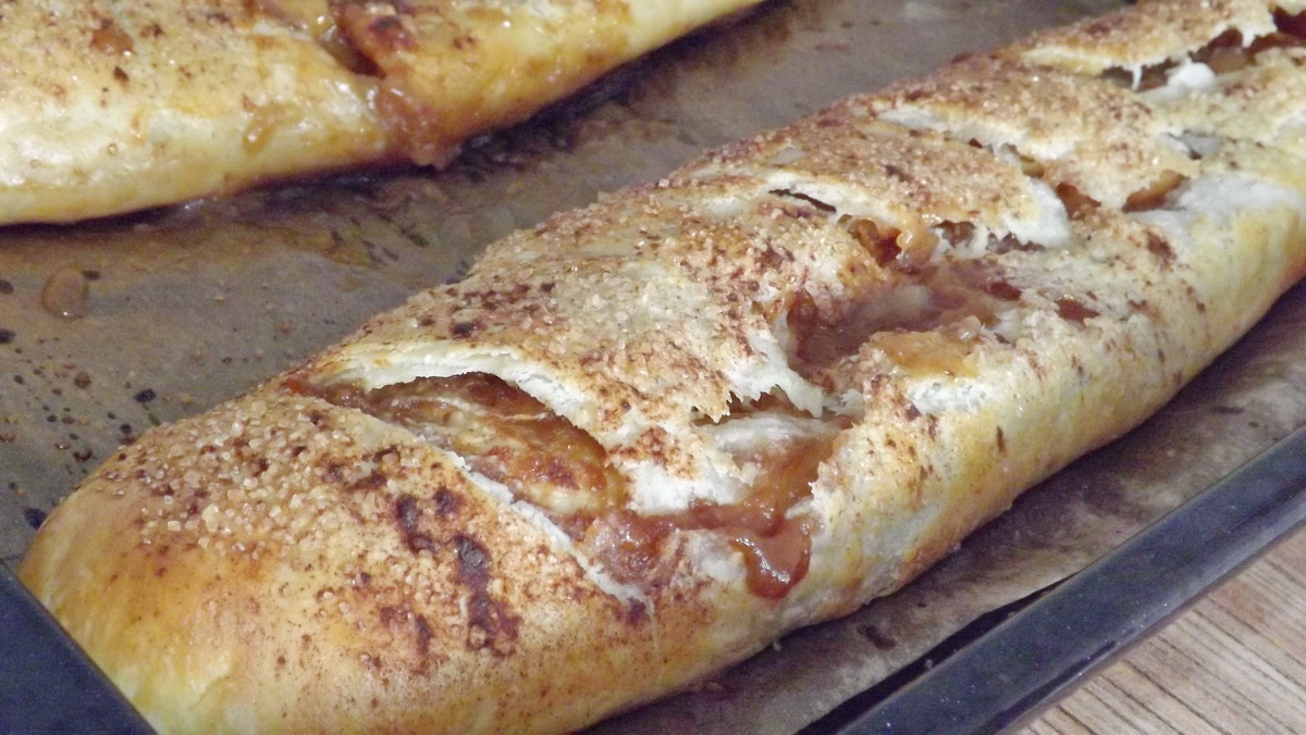 Strudel din aluat de casa, cu mere, pere si caramel