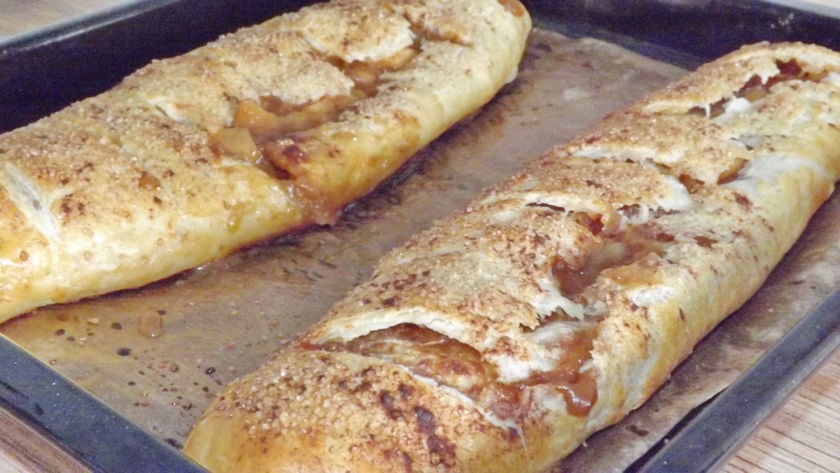 Strudel din aluat de casa, cu mere, pere si caramel