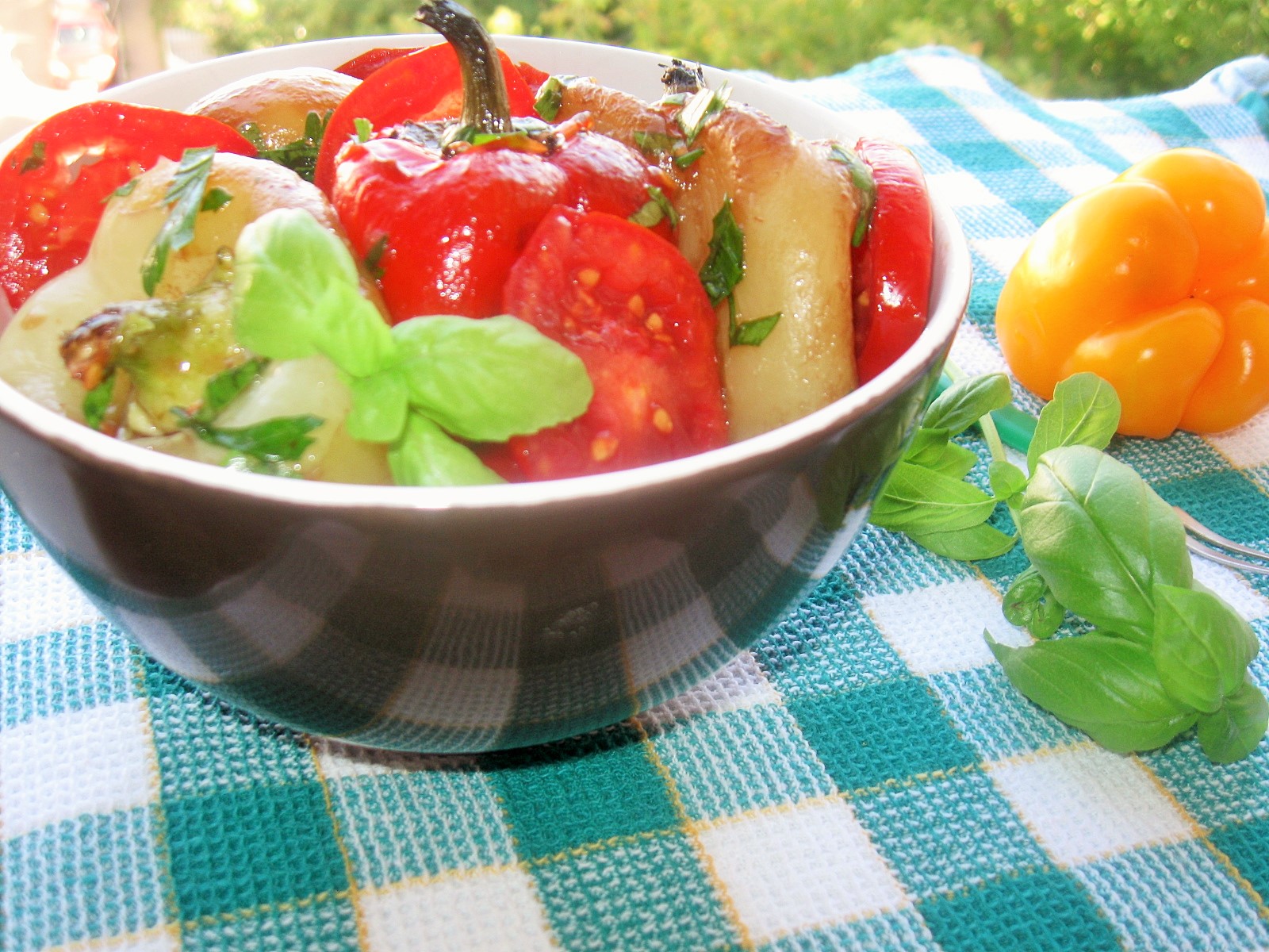 Salata de ardei copti cu rosii