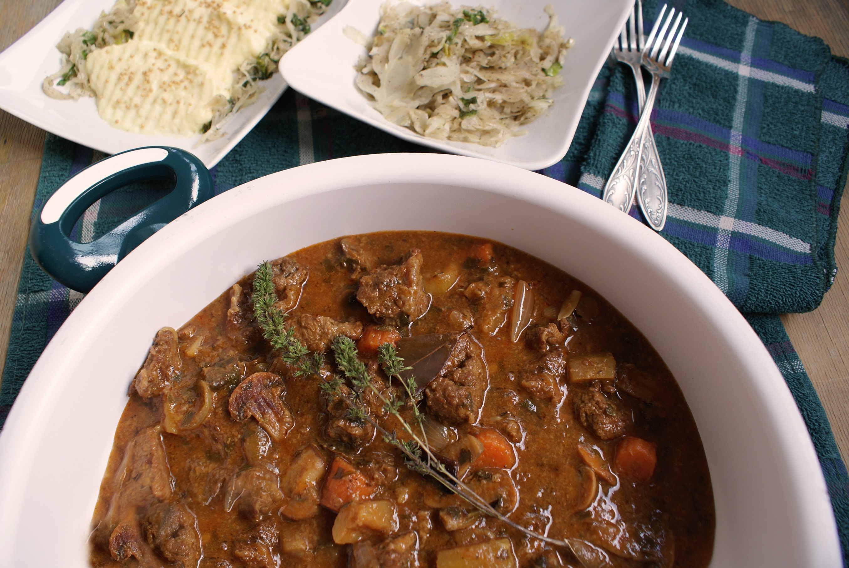 Tocanita cu carne de vita in sos de vin