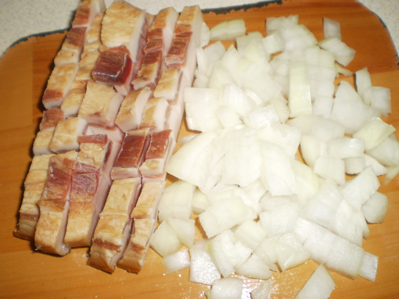 Iahnie de fasole cu carnati si slanina prajita