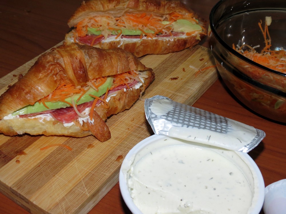 Croissant cu crema de branza, salami si salata de cruditati