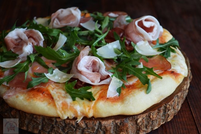 Pizza cu prosciutto crudo, rucola si parmezan