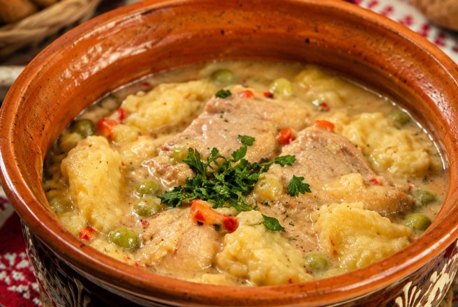 Paprikas cu carne, mazare si galuste