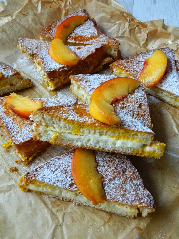 French toast cu crema de branza si nectarine