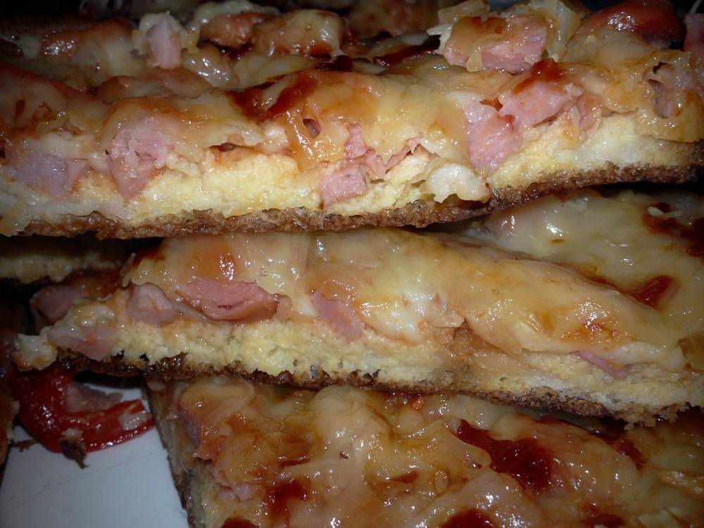 Pizza cu aluat din paine toast