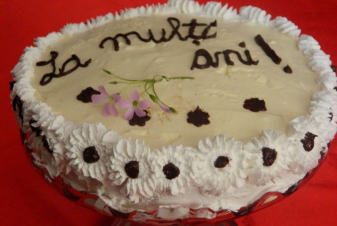 Tort  alb cu crema de vin si  lamaie