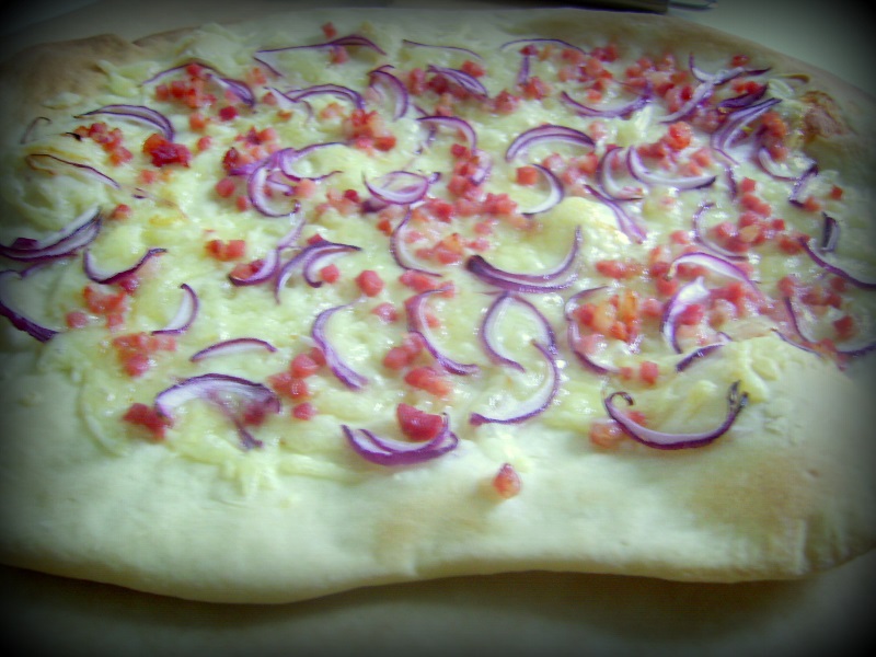 Flammkuchen cu sunca si ceapa